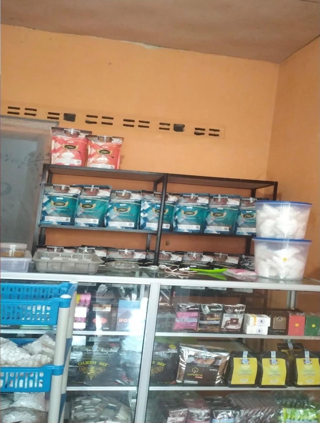 Etalase produk BaccoZone — koleksi tembakau premium